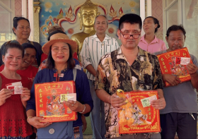 หลวงพ่อใหญ่ “ให้โชคจริง” ชาวบ้านดวงเฮงถูกรางวัลเลขท้าย 2 ตัว 06 คนละ 10 ใบ แห่แก้บนแน่นวัด พร้อมเลขหางประทัดโผล่ซ้ำ!